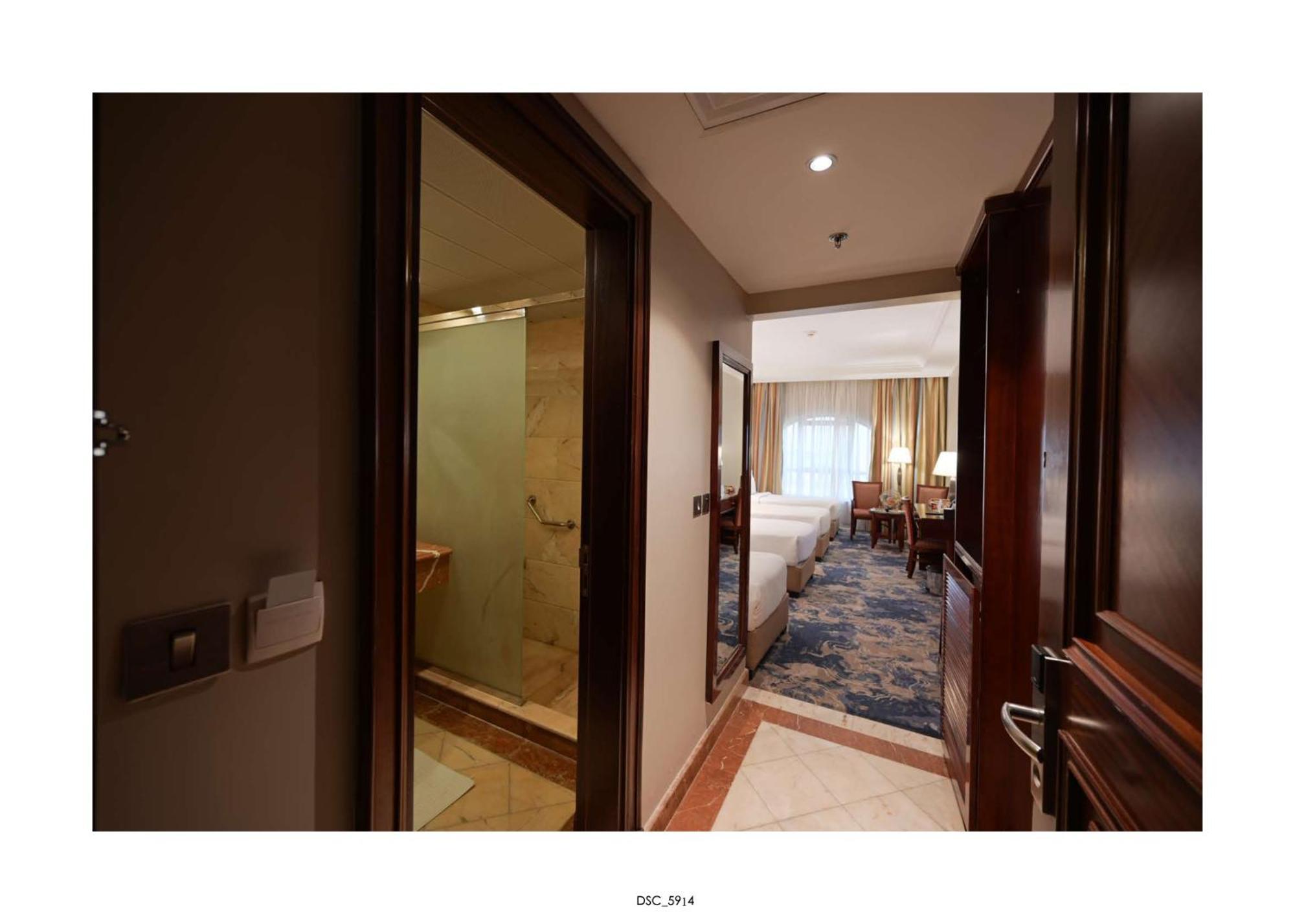 Emaar Royal Hotel Medina Exterior foto A guest room at the hotel