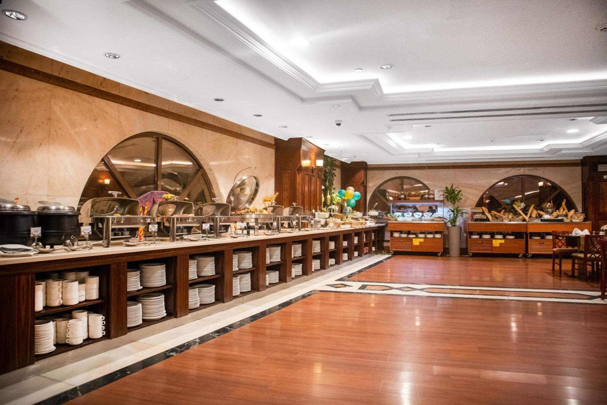 Emaar Royal Hotel Medina Exterior foto The buffet at the hotel