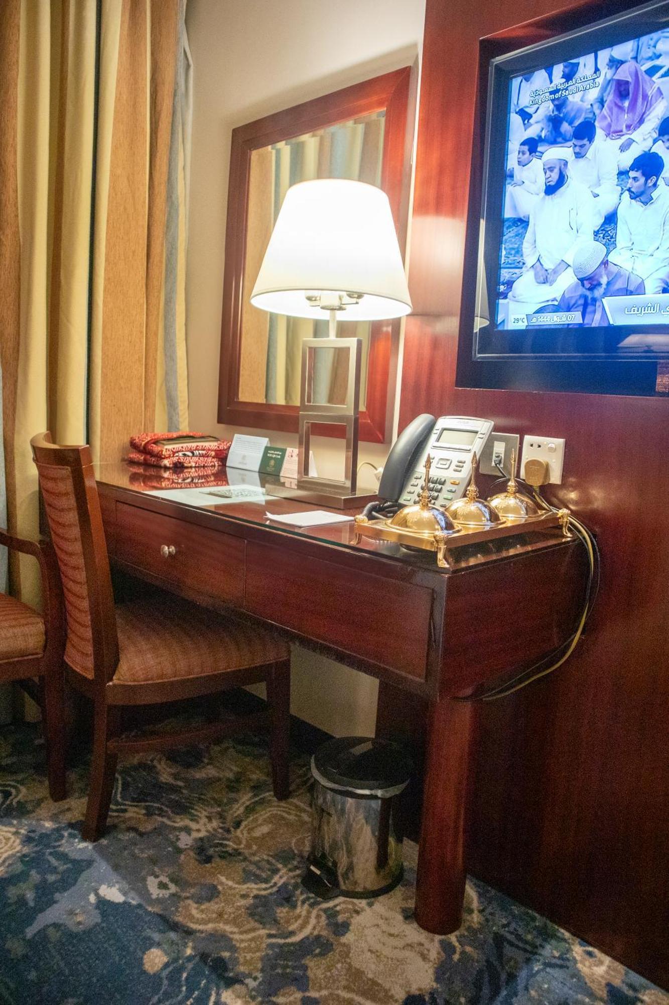 Emaar Royal Hotel Medina Exterior foto A hotel room desk