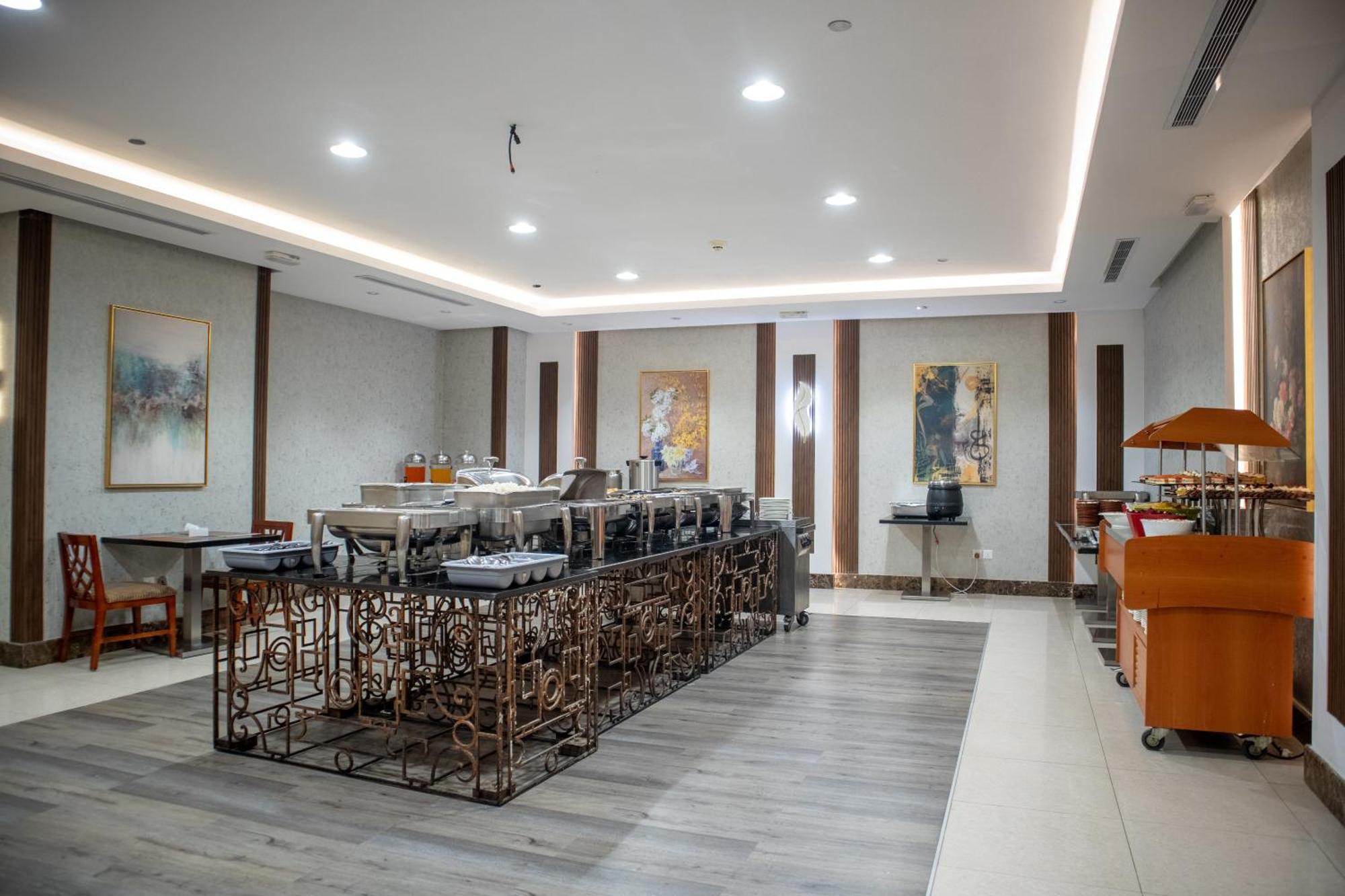 Emaar Royal Hotel Medina Exterior foto The buffet at the airport