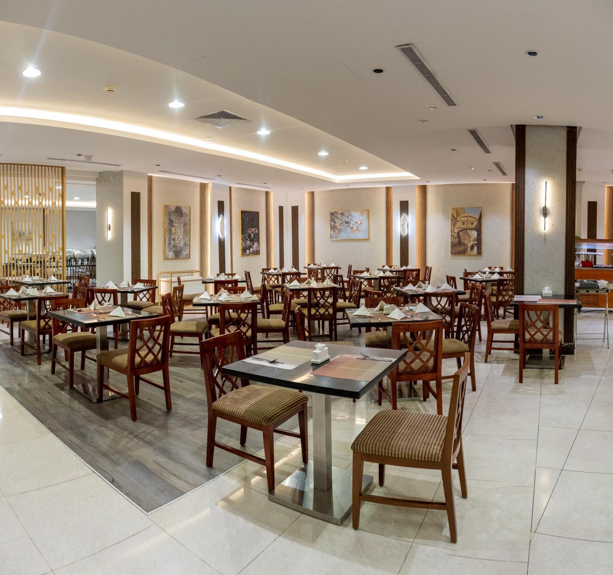 Emaar Royal Hotel Medina Exterior foto The restaurant