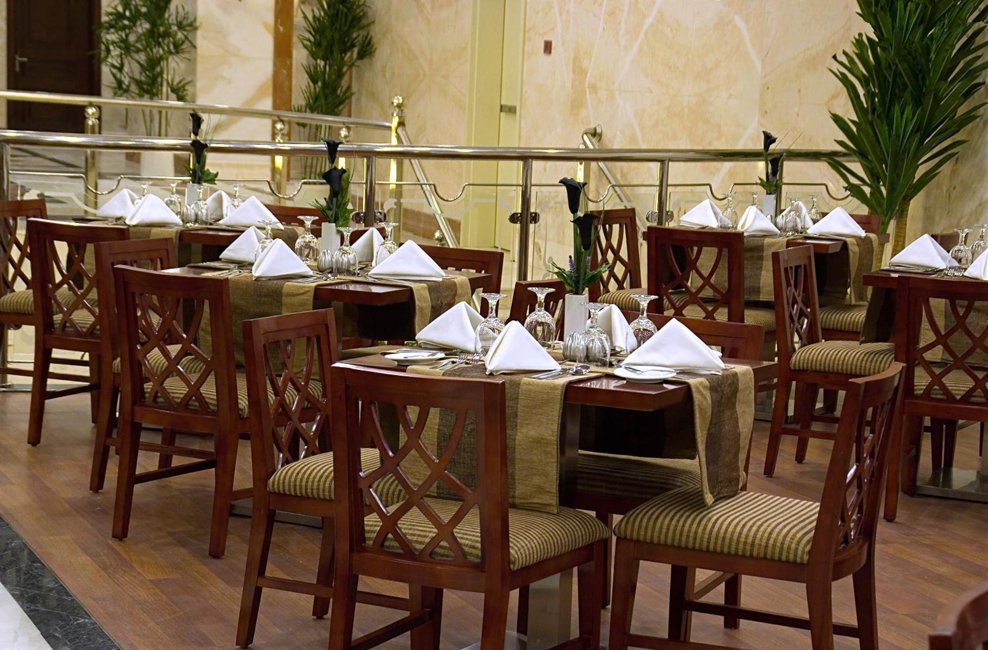 Emaar Royal Hotel Medina Exterior foto Restaurant