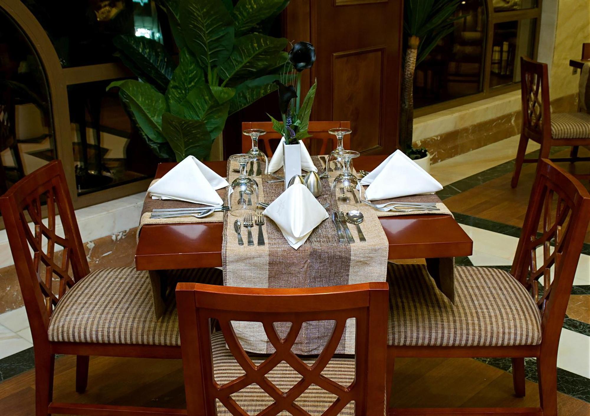 Emaar Royal Hotel Medina Exterior foto A table set for fine dining