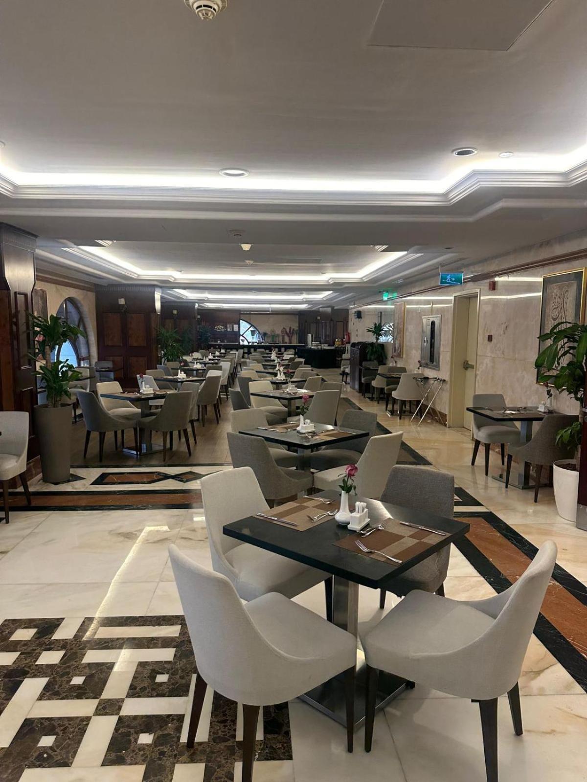 Emaar Royal Hotel Medina Exterior foto The lounge at the airport