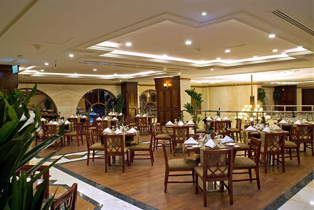 Emaar Royal Hotel Medina Exterior foto The restaurant at the hotel